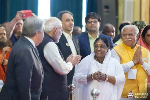 Amma mit Narendra Modi und dem UNO Generalsekretär