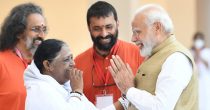 Amma mit dem indischen Premierminister