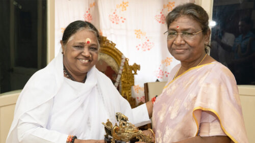Indische Präsidentin Droupadi Murmu mit AMma, Mata Amritanandamayi
